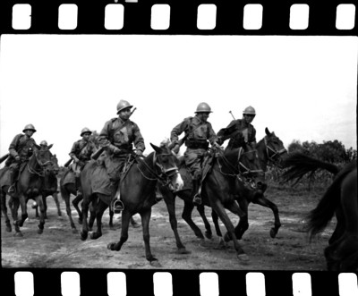 Militares a caballo realizando prácticas y maniobras para la guerra
