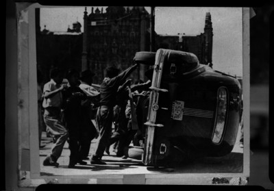 Miembros del Frente Proletario volcando y destrozando autos particulares