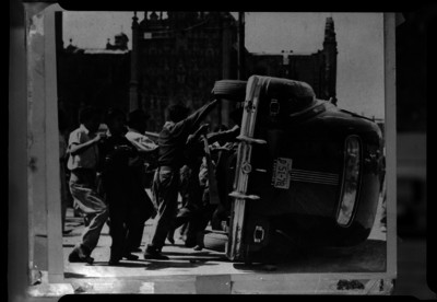 Frente Proletario volcando y destrozando autos particulares