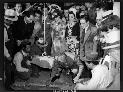 Maximino Ávila Camacho colocando la primera piedra en una construcción