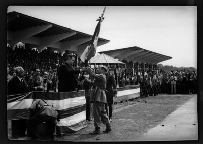 Manuel Ávila Camacho abanderando a un cadete del Colegio MIlitar