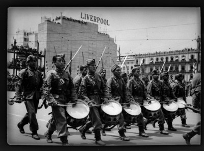 Banda de guerra desfilando con motivo del 16 de septiembre