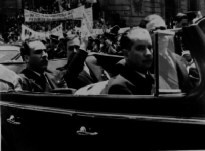 Manuel Ávila Camacho en el automóvil presidencial