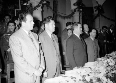 Manuel Ávila Camacho con funcionarios en un banquete