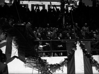 Manuel Ávila Camacho, funcionarios y militares en una ceremonia