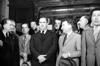 Manuel Ávila Camacho con funcionarios
