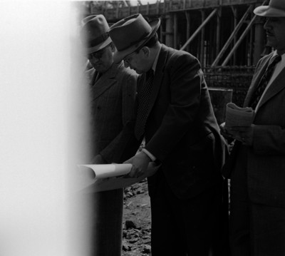 Eduardo Suárez revisando unos planos