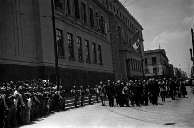 Manuel Ávila Camacho acompañado por funcionarios llegando a la Suprema Corte de Justicia