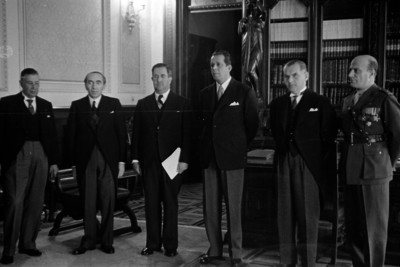 Manuel Ávila Camacho acompañado por Fernando Foglio Miramontes y otros funcionarios, retrato de grupo
