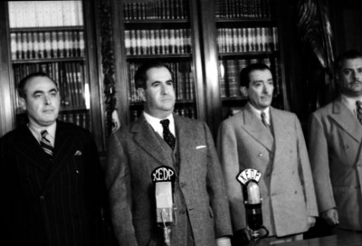 Manuel Ávila Camacho y funcionarios ante los micrófonos de la XEOP y XEDP