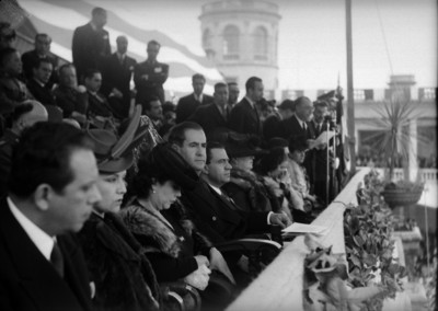 Manuel Ávila Camacho con su esposa y funcionarios en la inauguración del museo histórico de Chapultepec