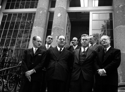 Henry A. Wallace, vicepresidente de Estados Unidos, con Eduardo Suárez y funcionarios fuera de un edificio