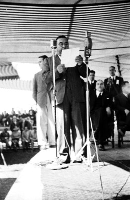 Funcionario pronunciando un discurso en la inauguración de la refinería 18 de Marzo
