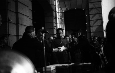 Manuel Ávila Camacho entregando premios a cadetes