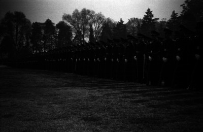 Cadetes sentados en un patio del Colegio Militar