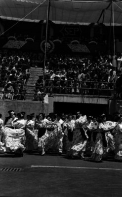 Bailarines ejecutando un baile regional en el Estadio Nacional