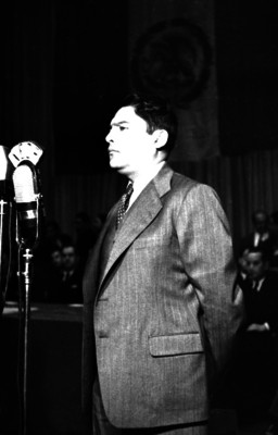 Manuel Ávila Camacho y funcionarios durante una ceremonia en un salón de actos