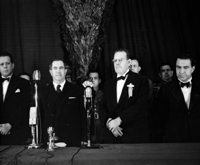 Manuel Ávila Camacho en compañía de licenciados en el Congreso Internacional de Abogados