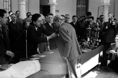 Miguel Alemán Valdés condecorando a un un hombre