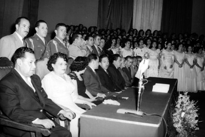 Miguel Alemán Valdés y funcionarios en la mesa de honor durante un evento social
