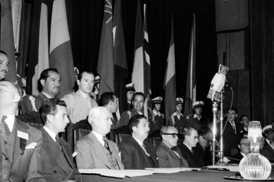 Miguel Alemán Valdés presidiendo una reunión política con funcionarios