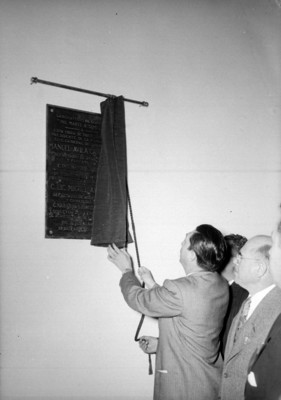 Miguel Alemán Valdés develando una placa de los Laboratorios de Química