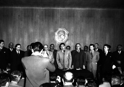 Miguel Alemán Valdés haciendo uso de la palabra en una reunión
