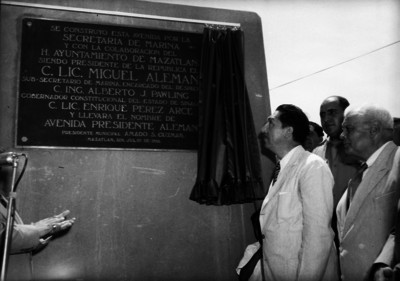 Miguel Alemán Valdés develando la placa inaugural de la avenida Presidente Alemán en Mazatlán, Sin