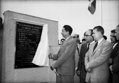 Miguel Alemán Valdés develando una placa inaugural