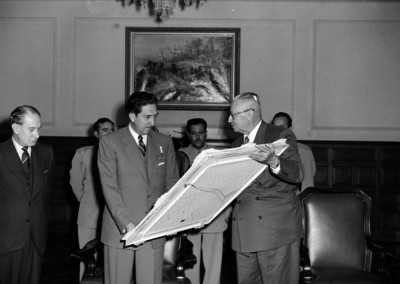Miguel Alemán Valdés observando una pintura