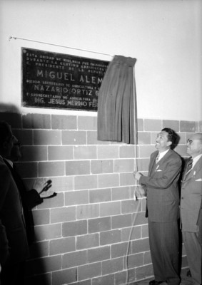 Miguel Alemán Valdés develando la placa de inauguración de una unidad de biología