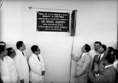 Miguel Alemán Valdés develando la placa de la escuela del Club de Acapulco