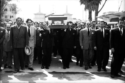 Funcionarios cargandop un feretro