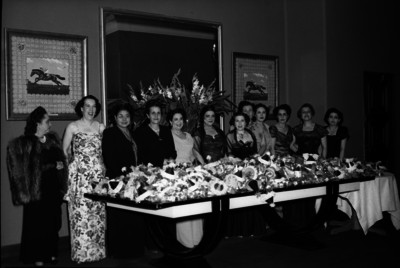 Mujeres aristocrátas durante un evento social, retrato de grupo