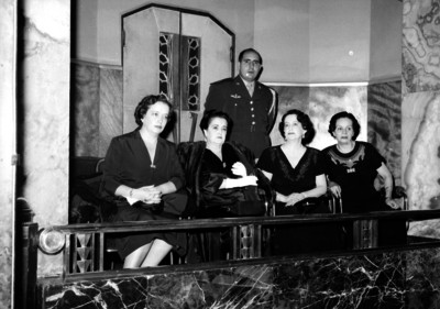 Beatriz Velasco de Alemán con damas de sociedad y militares en un palco del Palacio de Bellas Artes
