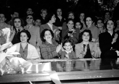 Beatriz Velasco de Alemán acompañada de damas de sociedad, aplaudiendo durante un evento