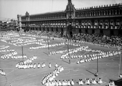 Tablas gimnásticas formando palabras frente a Palacio Nacional
