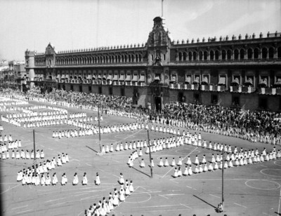 Tablas gimnásticas formando palabras frente a Palacio Nacional, pánorámica