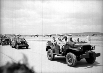Miguel Alemán Valdés y militares abordo de un jeep durante un recorrdo por la Base Aérea de Santa Lucía