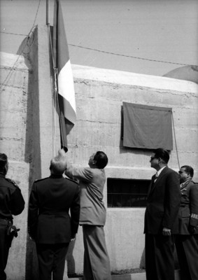Miguel Alemán Valdés izando la Bandera Nacional en el edificio de Infantería