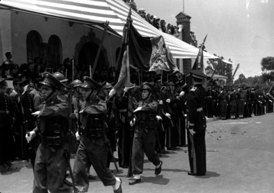 Militares desfilando durante una ceremonia militar