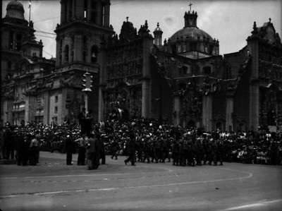 Contingente de soldados en un desfile pasando frente a la Catedral