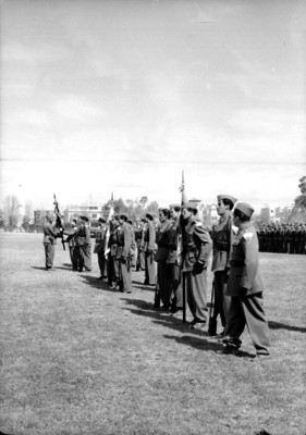 Escolta de soldados durante una ceremonia en un campo
