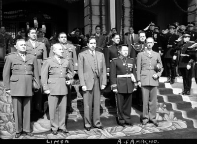 Miguel Alemán Valdés, Gilberto R. Limón y militares en una ceremonia del Colegio Miitar, retrato de grupo