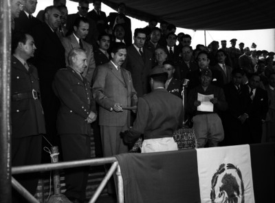 Miguel Alemán Valdés entregando reconocimiento a un militar en el Campo Marte
