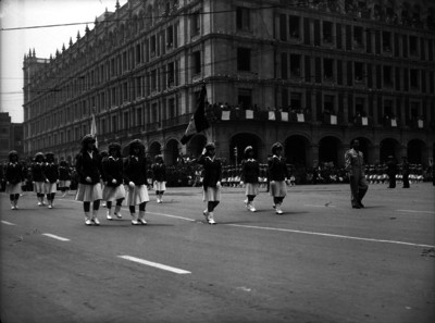 Escolta femnil desfilando en la Plaza de las Armas