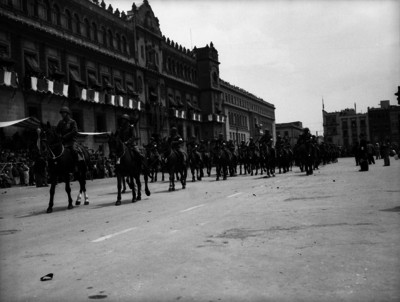 Militares a caballo desfilando frente a Palacio Nacional