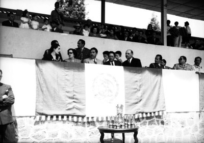 Miguel Alemán Valdés, esposa y funcionarios presidiendo una ceremonia