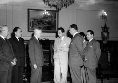 Miguel Alemán Valdés con funcionarios