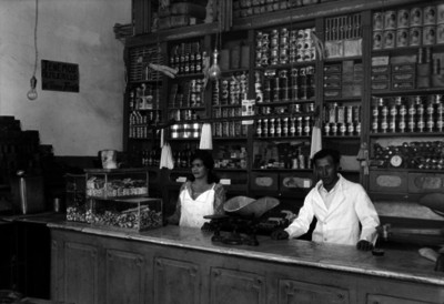 Dependientes de una tienda de abarrotes tras el mostrador, retrato